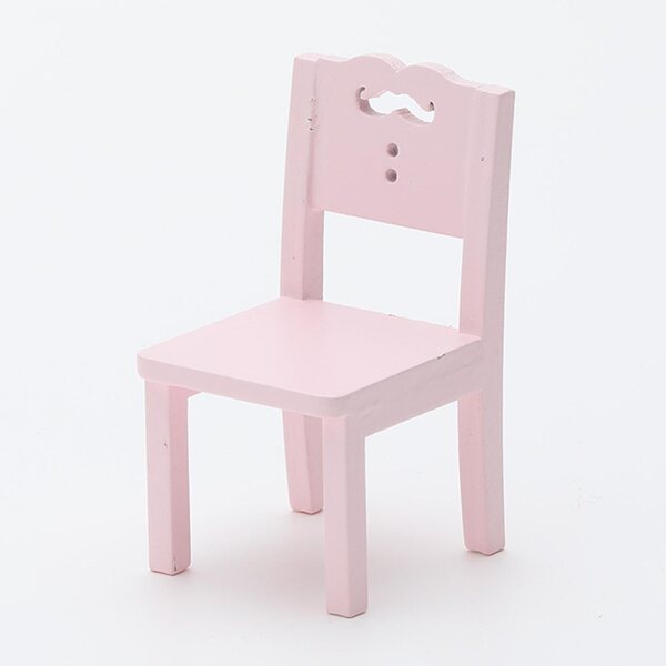 Houten poppenhuismeubelset met roze stoel en miniatuurtafel