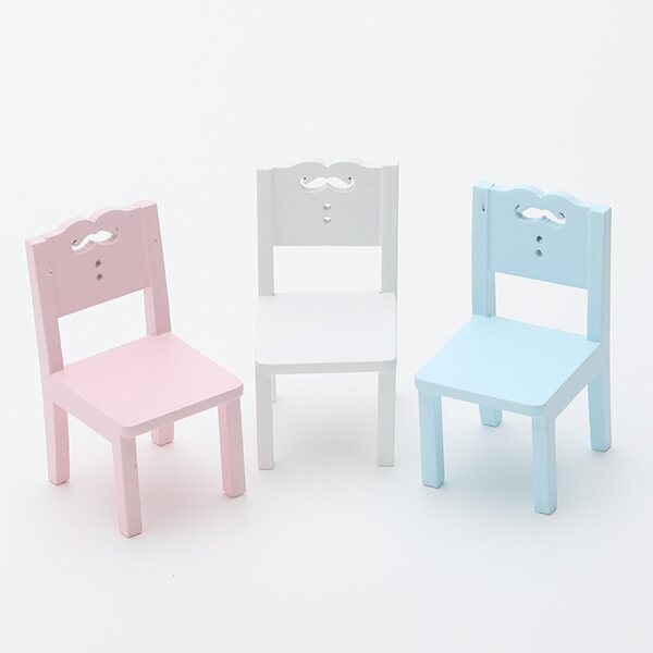 Houten poppenhuismeubelset met roze stoel en miniatuurtafel