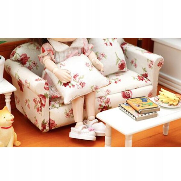 1:12 Puppenstubensofa aus Holz und Baumwolle mit Zierkissen
