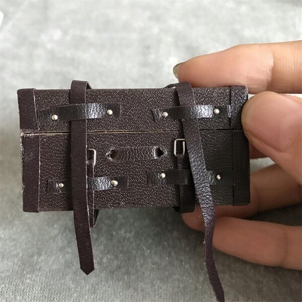 Miniatuur houten koffer voor poppenhuis schaal 1:12, decoratief accessoire