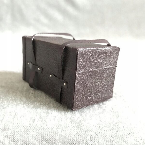 Miniatuur houten koffer voor poppenhuis schaal 1:12, decoratief accessoire