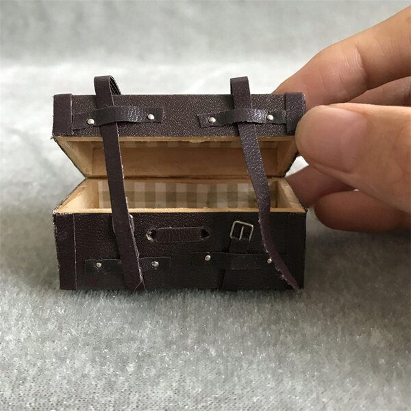 Miniatuur houten koffer voor poppenhuis schaal 1:12, decoratief accessoire