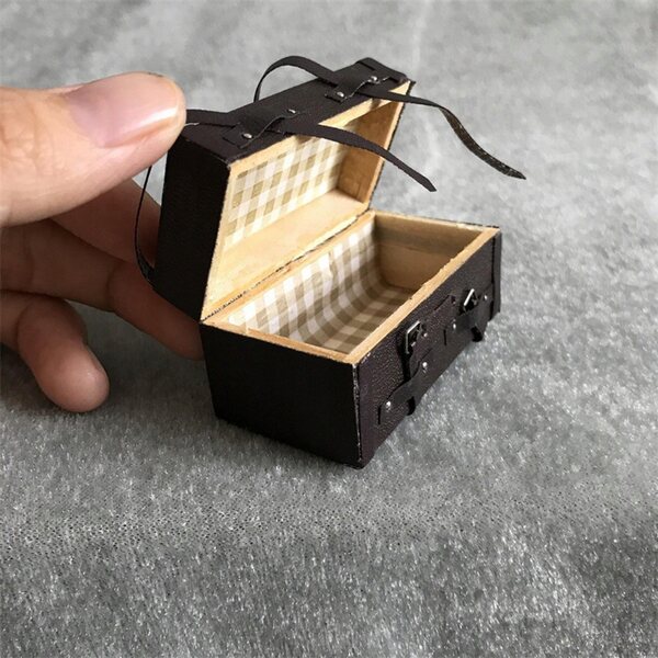 Miniatuur houten koffer voor poppenhuis schaal 1:12, decoratief accessoire