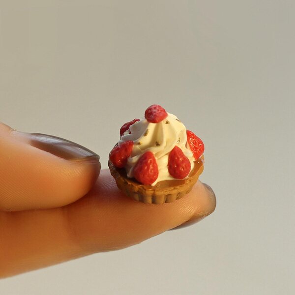 Ciasto Puppenhausminiatur 1:12 – dekoratives Dessert aus Harz