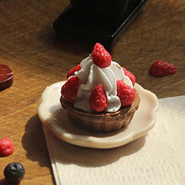 Ciasto Puppenhausminiatur 1:12 – dekoratives Dessert aus Harz