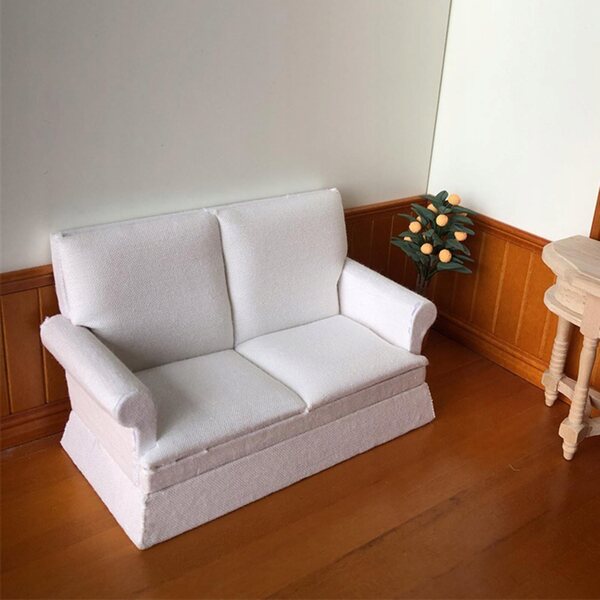 Miniatura divano doppio in legno e tessuto per casa delle bambole scala 1:12