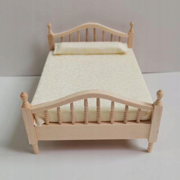 Doppelbett aus Holz für 1:12 Puppenhaus mit Matratze und realistischen Details