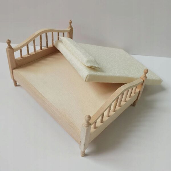 Doppelbett aus Holz für 1:12 Puppenhaus mit Matratze und realistischen Details