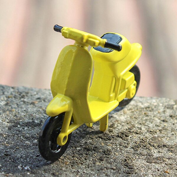 Miniatura motociclo in legno per casa delle bambole scala 1:12 - decorazione gialla