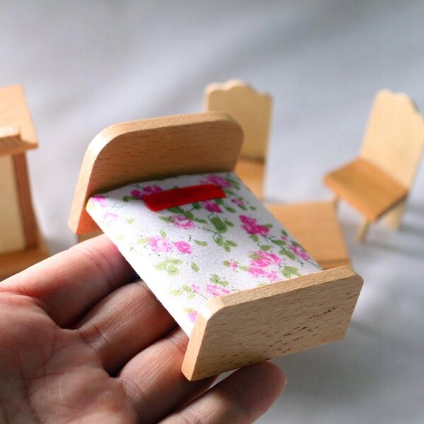 1:12 Puppenhaus-Möbelset aus Holz – Schlafzimmerminiaturen