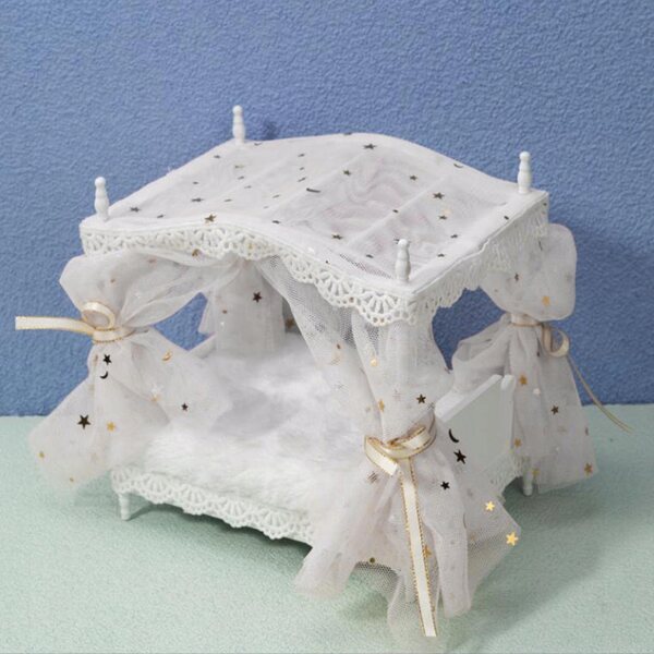 Letto Principessa in Miniatura per Casa delle Bambole 1:12 - Bianco e Dettagli Preziosi