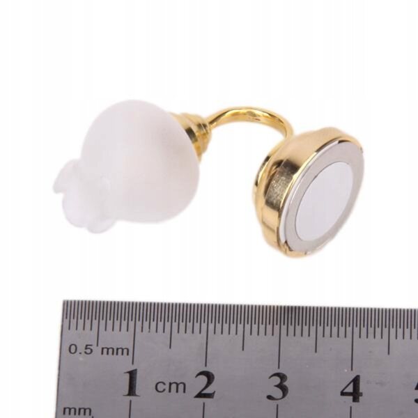 Detaillierte 1:12 Metall-Puppenhaus-LED-Tischlampe