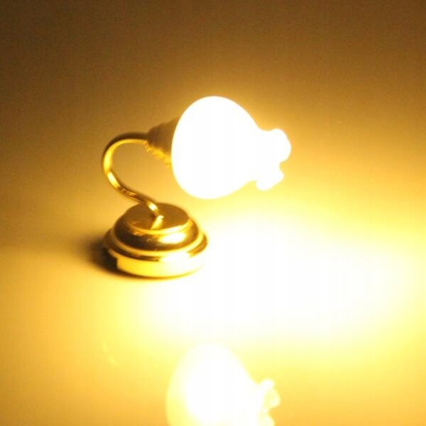 Detaillierte 1:12 Metall-Puppenhaus-LED-Tischlampe