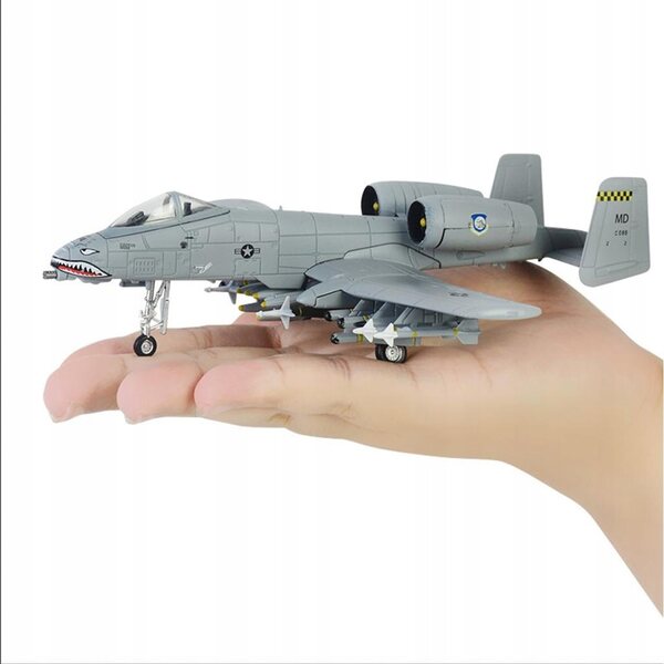 Samlerobjekt 1:100 skala A-10 angrebsflymodel med elegant stativ