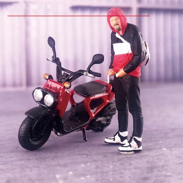Figura 1:64 Uomo su Motociclo Micro Paesaggio Rossa e Nera in Resina
