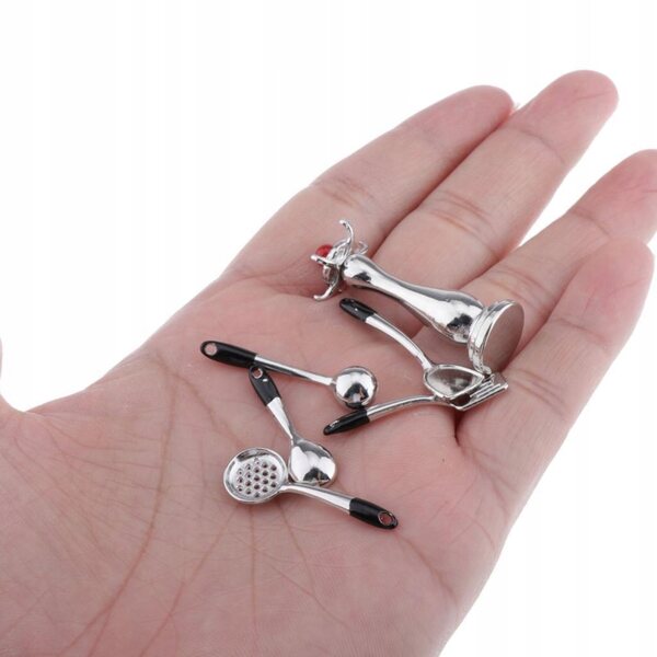 Set miniatura cucina per casa delle bambole con 6 accessori e supporto 1/12