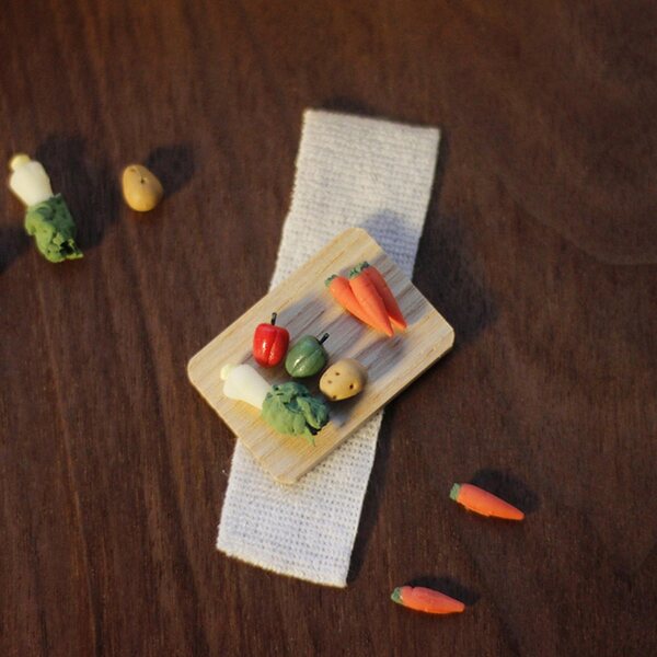 Cottage per bambole 1:12 accessorio tagliere con verdure in resina e legno