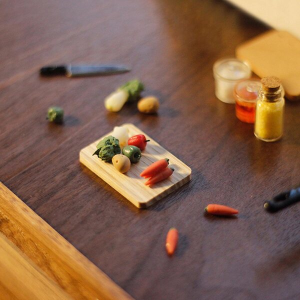 Cottage per bambole 1:12 accessorio tagliere con verdure in resina e legno