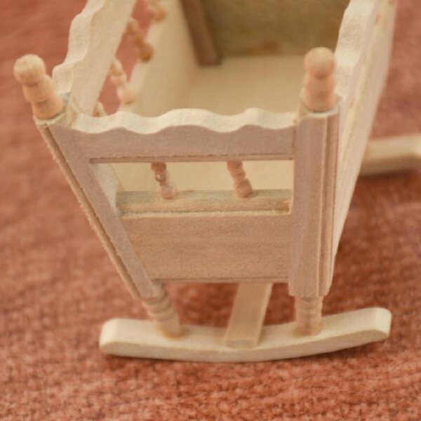 Maison de poupée miniature en bois 1:12 avec berceau décoratif 9,5x7x6 cm