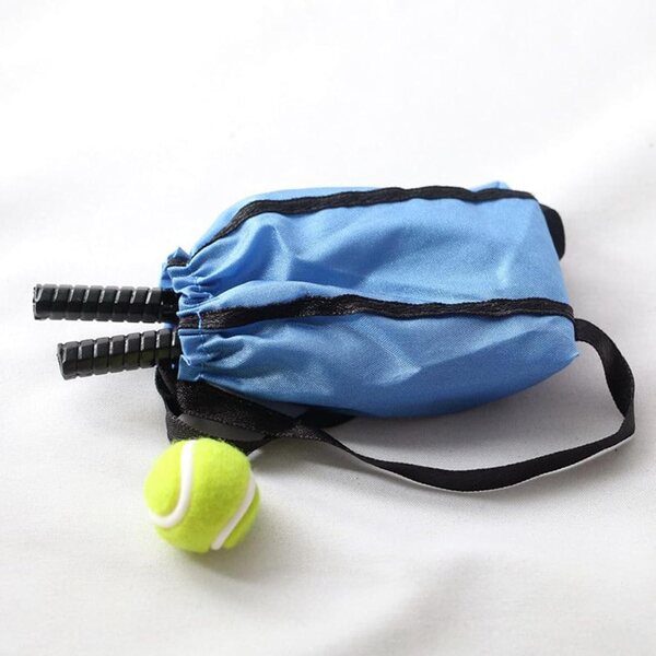 Mini-Puppe, Miniatur-Tennisschläger und Bälle, Sportdekoration
