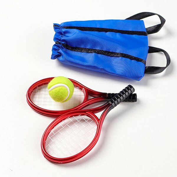 Mini-Puppe, Miniatur-Tennisschläger und Bälle, Sportdekoration