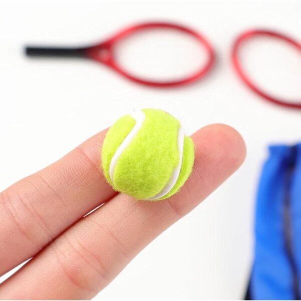 Mini-Puppe, Miniatur-Tennisschläger und Bälle, Sportdekoration