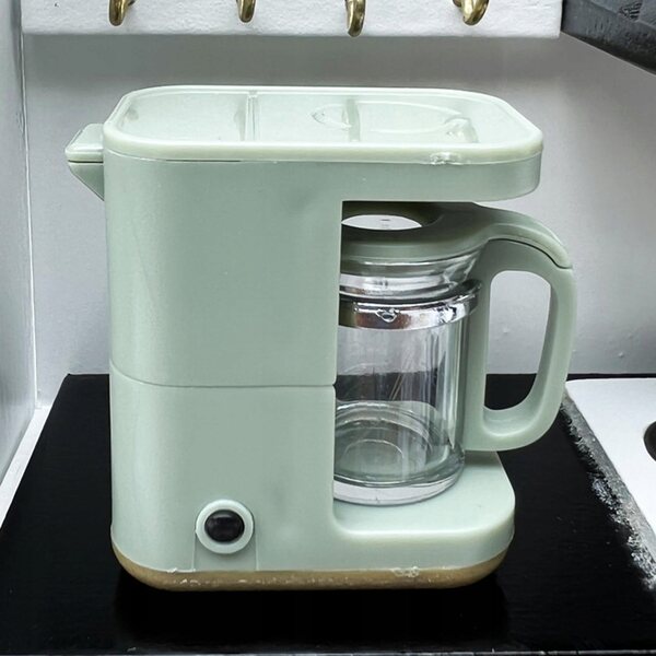 Casa delle bambole in scala 1/12 con macchina da caffè verde e forno a microonde