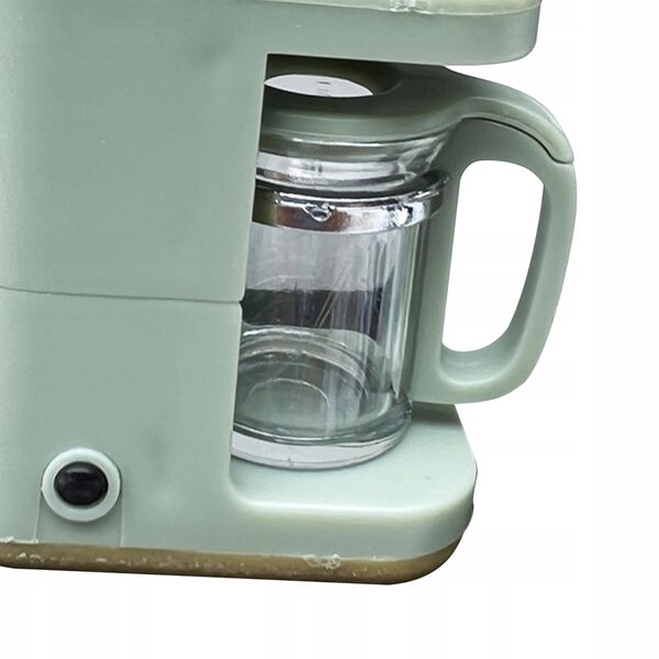 Casa delle bambole in scala 1/12 con macchina da caffè verde e forno a microonde