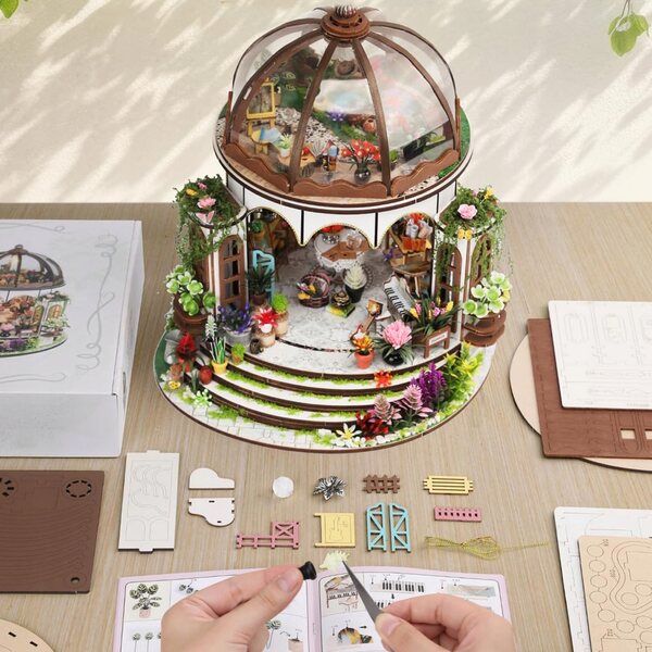 Miniatura Casetta in Legno con LED e Cielo Stellato per Decorazione e Relax