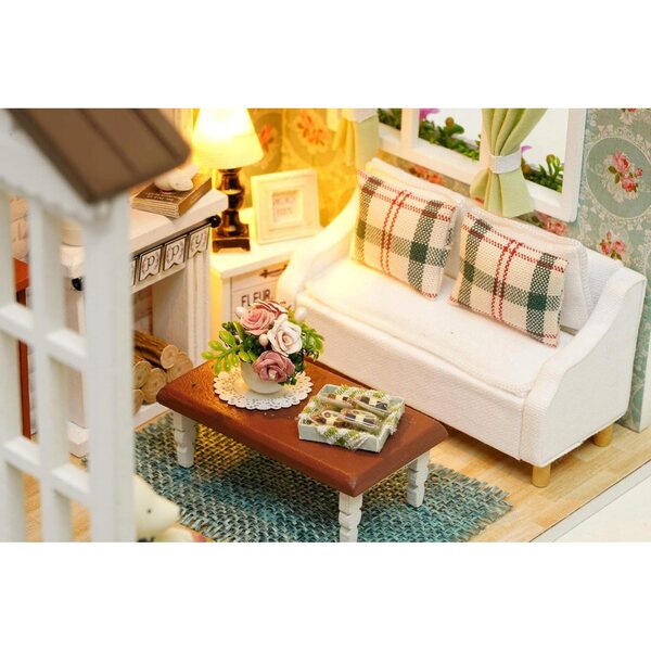 Casa in legno fai da te con mobili e decorazioni in miniatura