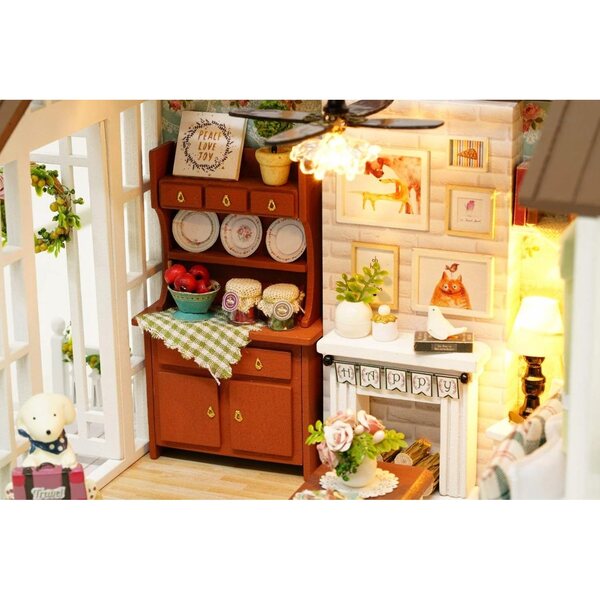 Casa in legno fai da te con mobili e decorazioni in miniatura