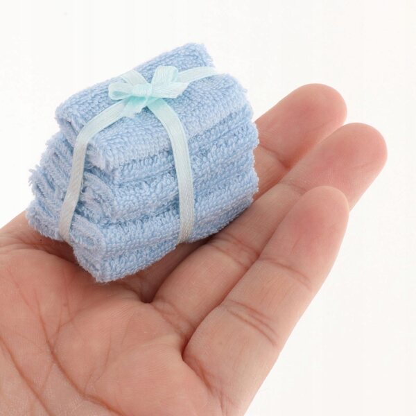 1:12 Puppenhaus-Miniaturzubehör: faltbarer Korb oder blaues Handtuchset