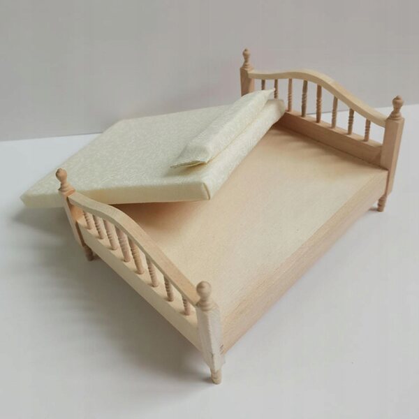 Das Puppenhaus-Doppelbett aus Holz im Maßstab 1:12 mit Matratze für das Puppenhaus