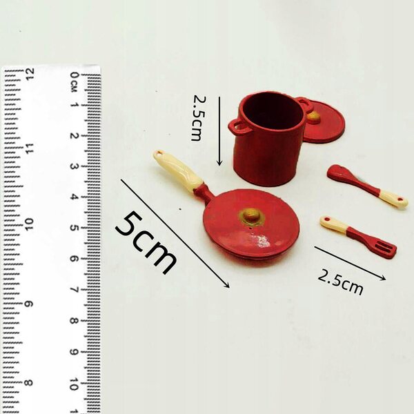 Cottage per bambole in scala 1:12 con pentola rossa per cucina miniatura