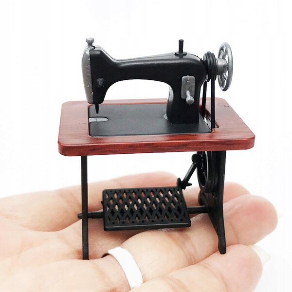 1:12 Puppenhaus Mini Nähmaschine aus rotem Kunststoff
