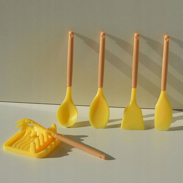 Ensemble miniature d’accessoires de cuisine jaunes pour maisons de poupées à l’échelle 1:6