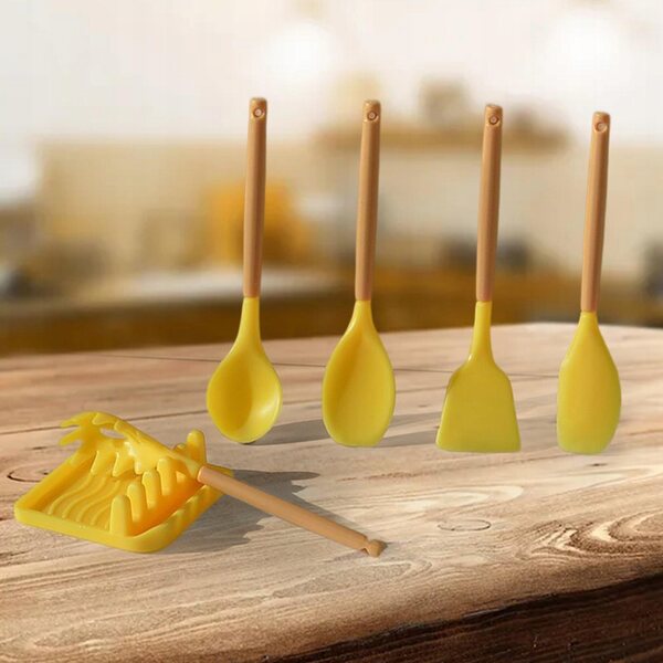 Ensemble miniature d’accessoires de cuisine jaunes pour maisons de poupées à l’échelle 1:6