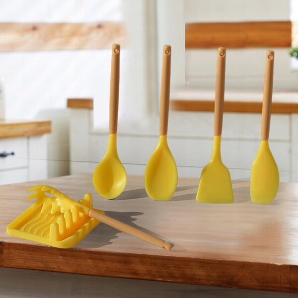 Ensemble miniature d’accessoires de cuisine jaunes pour maisons de poupées à l’échelle 1:6