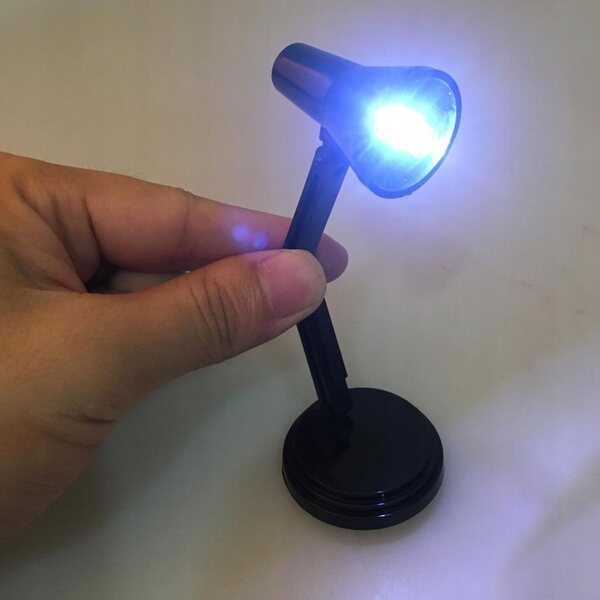 Lampe de table LED miniature pour maison de poupée à l'échelle 1/6, couleur noire