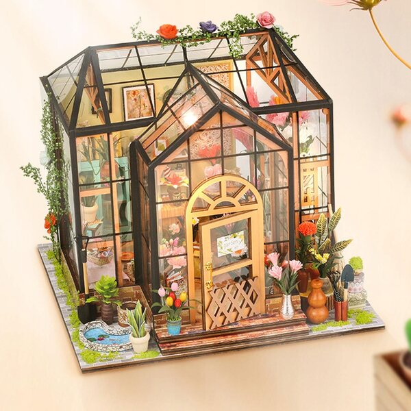 Ein hölzernes Puppenhaus zum Zusammenbauen, kreatives Geschenk für Erwachsene und Jugendliche
