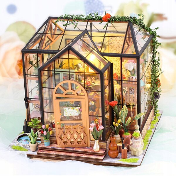 Ein hölzernes Puppenhaus zum Zusammenbauen, kreatives Geschenk für Erwachsene und Jugendliche