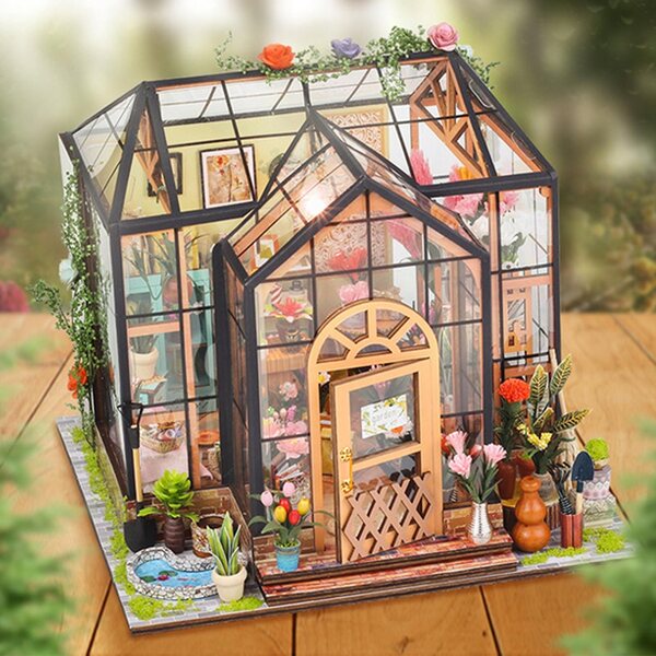 Ein hölzernes Puppenhaus zum Zusammenbauen, kreatives Geschenk für Erwachsene und Jugendliche