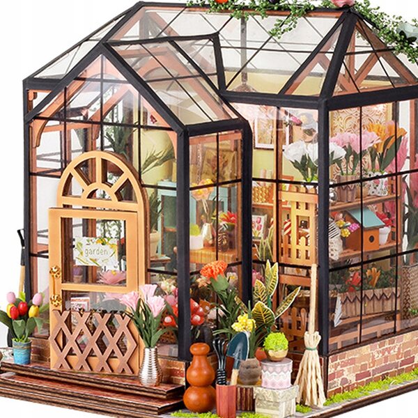 Ein hölzernes Puppenhaus zum Zusammenbauen, kreatives Geschenk für Erwachsene und Jugendliche