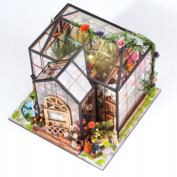 Ein hölzernes Puppenhaus zum Zusammenbauen, kreatives Geschenk für Erwachsene und Jugendliche