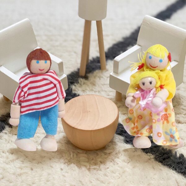 Ein hölzernes Puppenhaus mit Familienset und Miniaturzubehör für Kinder