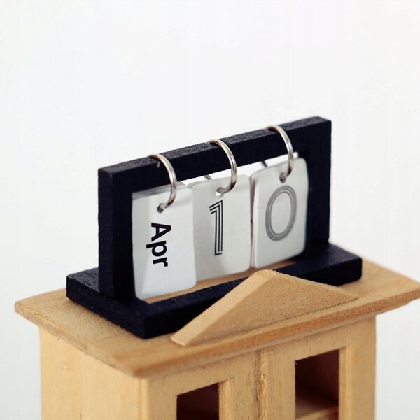 Mini calendario da scrivania in legno per casa delle bambole scala 1:12 nero