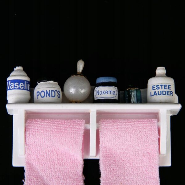 Miniatura Stendino per Asciugamani Casa delle Bambole 1:12 in Legno Rosa e Bianco