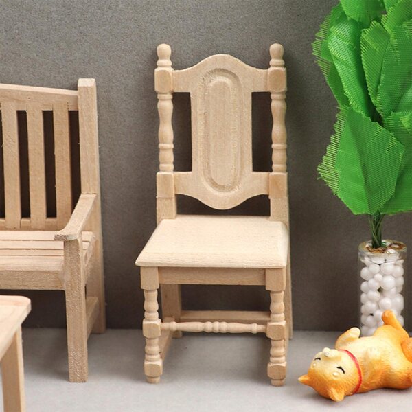 Handgefertigter Mini-Esszimmerstuhl aus Naturholz im Maßstab 1:12 für das Puppenhaus