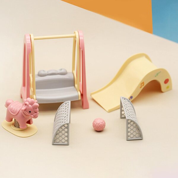 Puppenhaus-Miniaturspielplatz im Maßstab 1:12 mit Schaukel und Rutsche