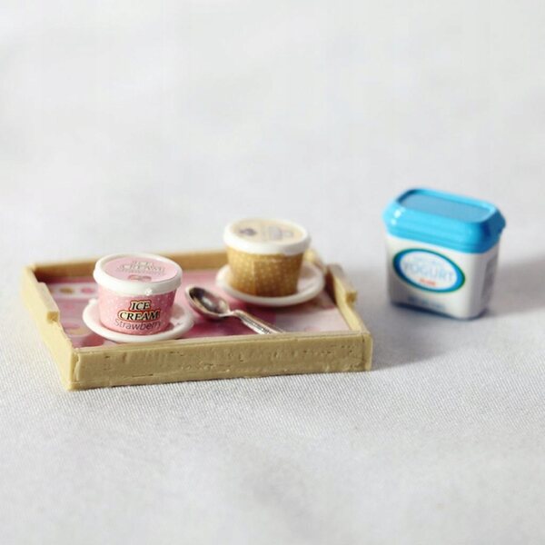 Miniaturtablett mit Eis und Joghurt für Puppenhaus 1:12 aus Harz